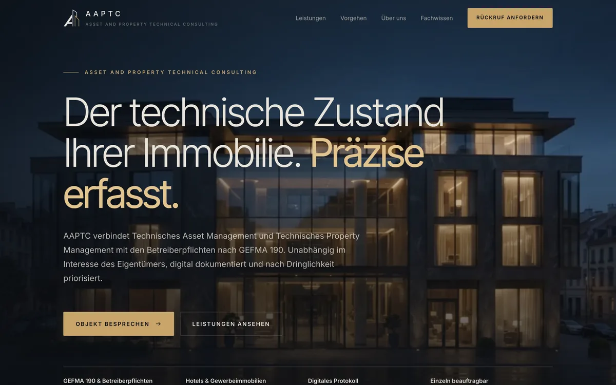 Startseite von AAPTC: Ein Gebäude mit beleuchteten Fenstern bei Nacht, darüber die Überschrift „Der technische Zustand Ihrer Immobilie. Präzise erfasst.“ und der Knopf „Objekt besprechen“.