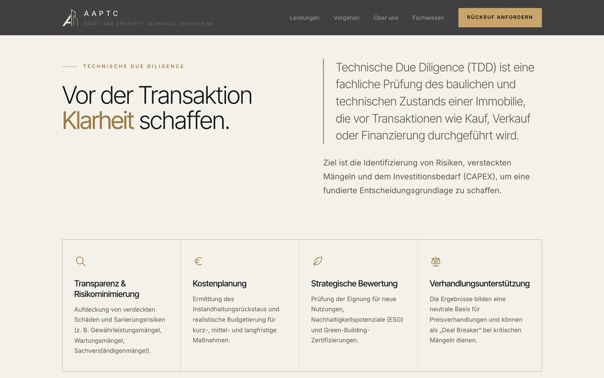Heller Abschnitt „Vor der Transaktion Klarheit schaffen.“ mit einer Erklärung der Technischen Due Diligence und vier Feldern: Transparenz, Kostenplanung, Strategische Bewertung und Verhandlungsunterstützung.
