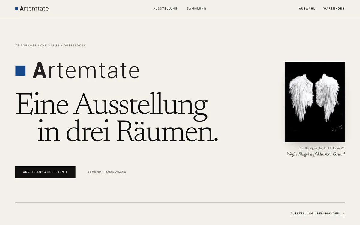 Startseite von Artemtate: das Logo, darunter die Überschrift „Eine Ausstellung in drei Räumen.“ und der Knopf „Ausstellung betreten“. Rechts das Werk „Weiße Flügel auf Marmor Grund“.
