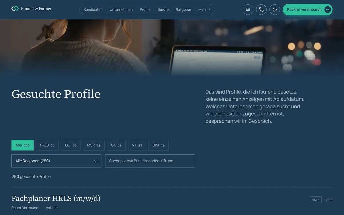 Übersicht „Gesuchte Profile“: oben das Foto einer Frau am Laptop, darunter Filter nach Gewerk – HKLS, ELT, MSR, GA, VT und BIM –, eine Auswahl nach Region und ein Suchfeld.