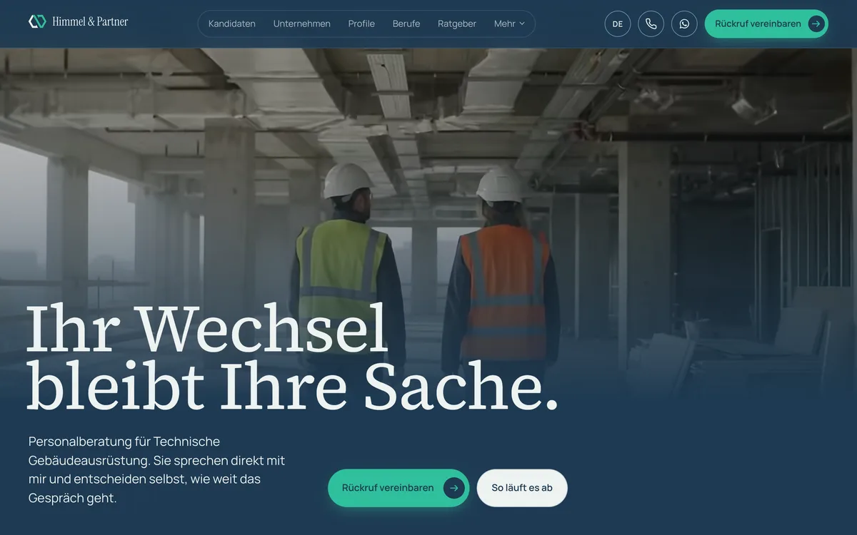 Startseite von Himmel & Partner: Zwei Menschen mit Schutzhelm und Warnweste gehen durch einen Rohbau, davor die Überschrift „Ihr Wechsel bleibt Ihre Sache.“ und die Knöpfe „Rückruf vereinbaren“ und „So läuft es ab“.