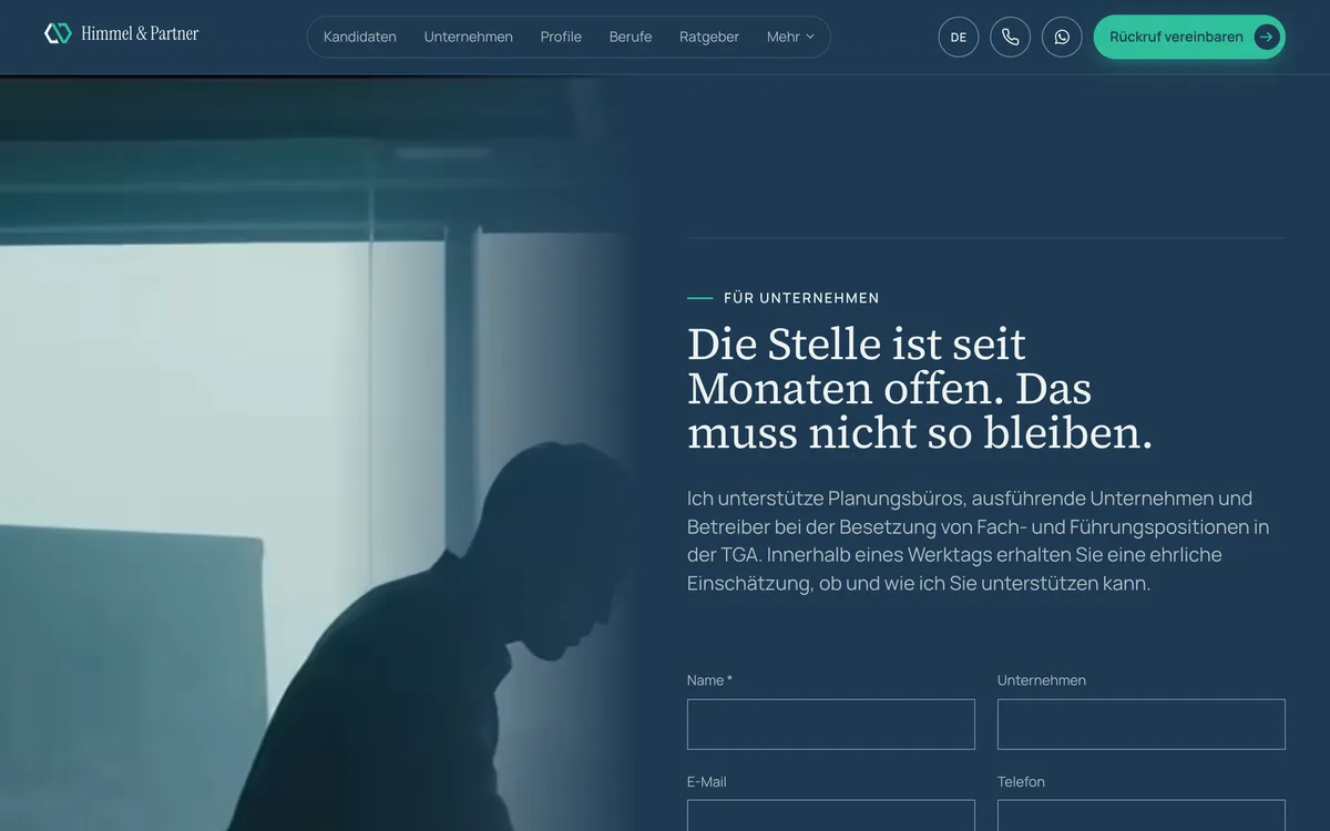 Unternehmensbereich mit der Überschrift „Die Stelle ist seit Monaten offen. Das muss nicht so bleiben.“ und einem Anfrageformular. Links ein Mann im Gegenlicht am Fenster.