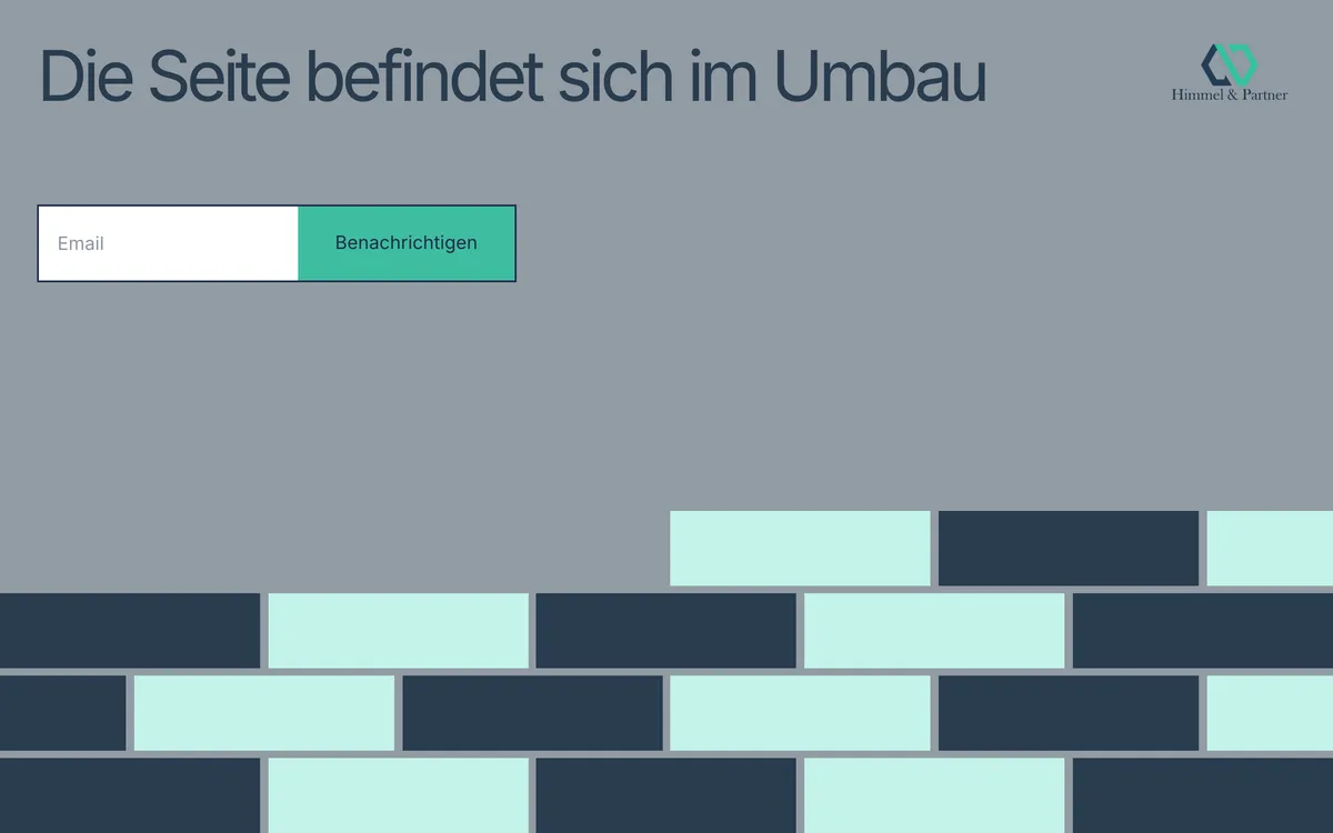 Frühere Startseite unter himmelundpartner.de: der Satz „Die Seite befindet sich im Umbau“, ein Feld für die E-Mail-Adresse mit dem Knopf „Benachrichtigen“ und darunter eine Wand aus Bausteinen.